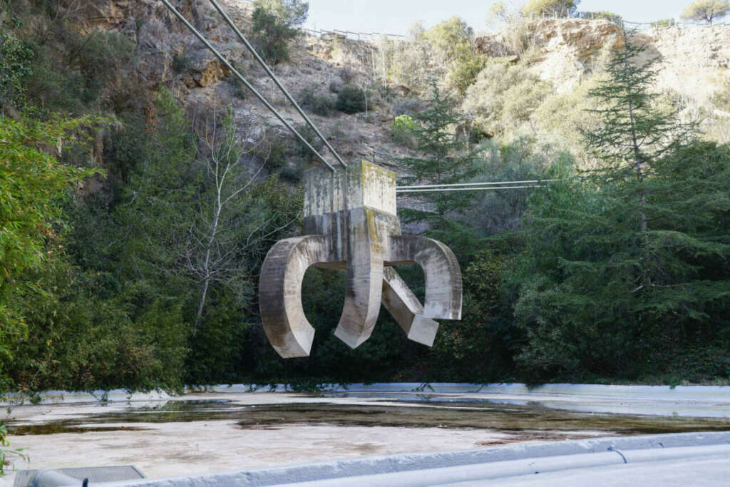 La obra Elogio del agua (1987) de Eduardo Chillida en el Parque de la Creueta del Coll de Barcelona. 